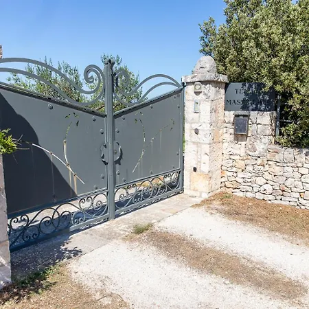 Tenuta Mastricale Con Piscina - Torre Antica E Trullo Putignano