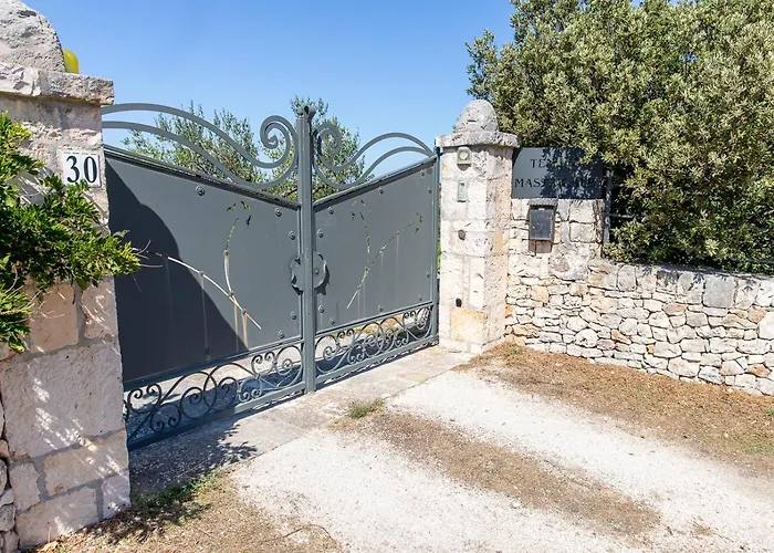 Tenuta Mastricale Con Piscina - Torre Antica E Trullo Putignano